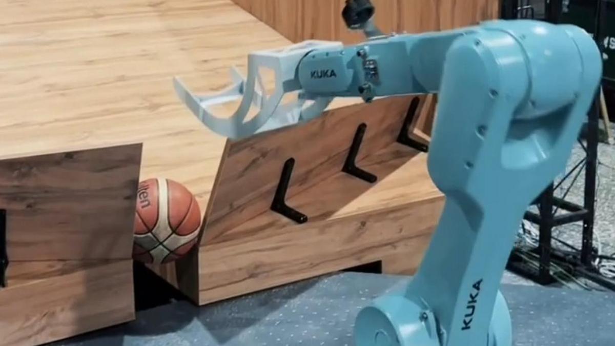 The Minister of Digital Development played basketball with a robot.